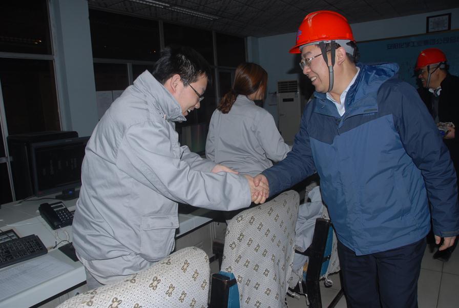 安化集團公司領導慰問春節(jié)堅守崗位的干部職工2